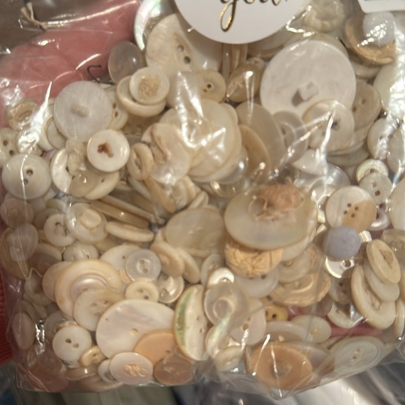 Bag of assorted white and cream colored buttons - Picture 2 of 2